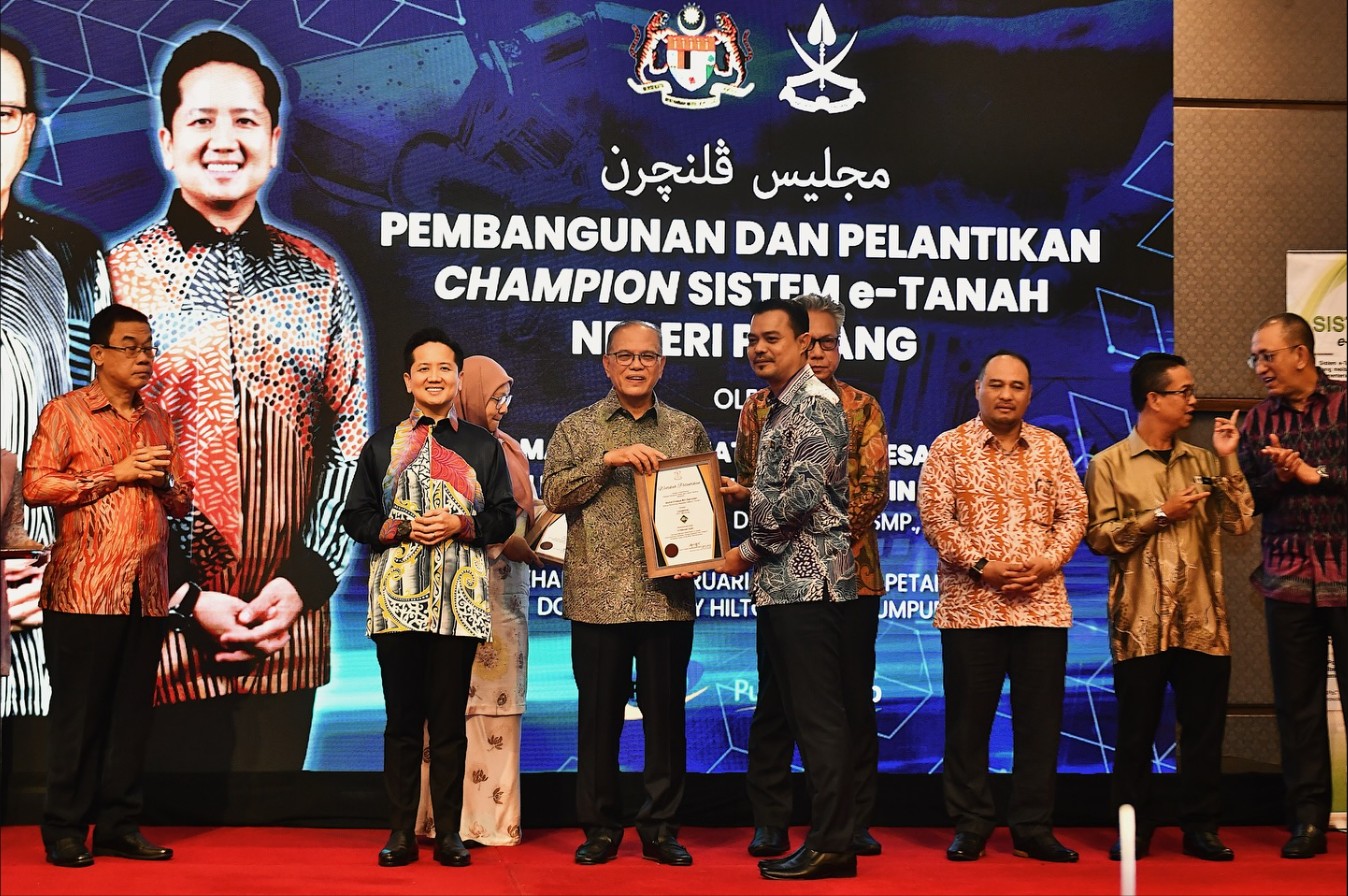 aMenteri Besar Pahang Wan Rosdy Wan Ismail pada Majlis Pelancaran Sistem e-Tanah Negeri Pahang